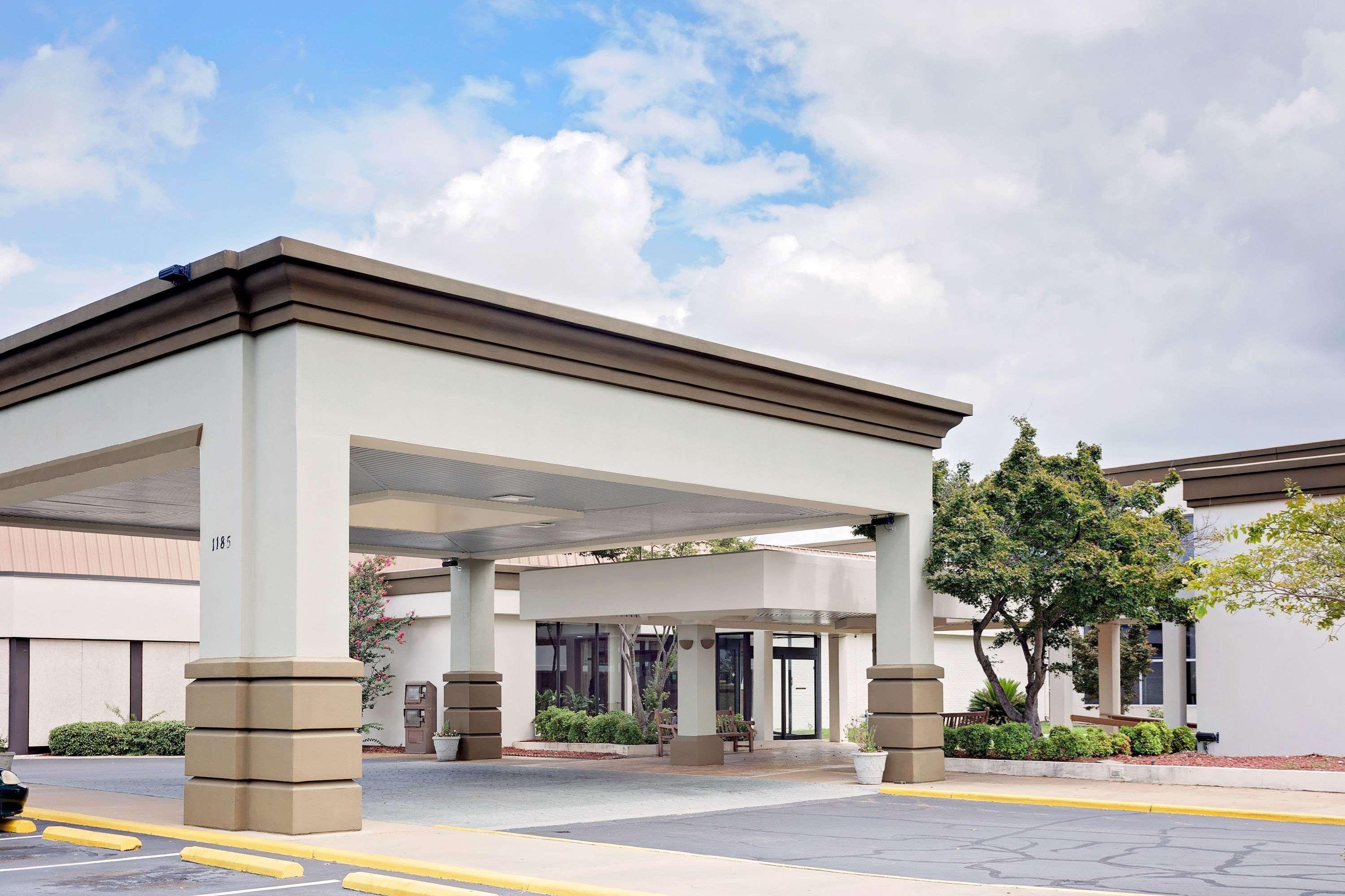 Days Inn By Wyndham Montgomery Near Aum Exterior foto
