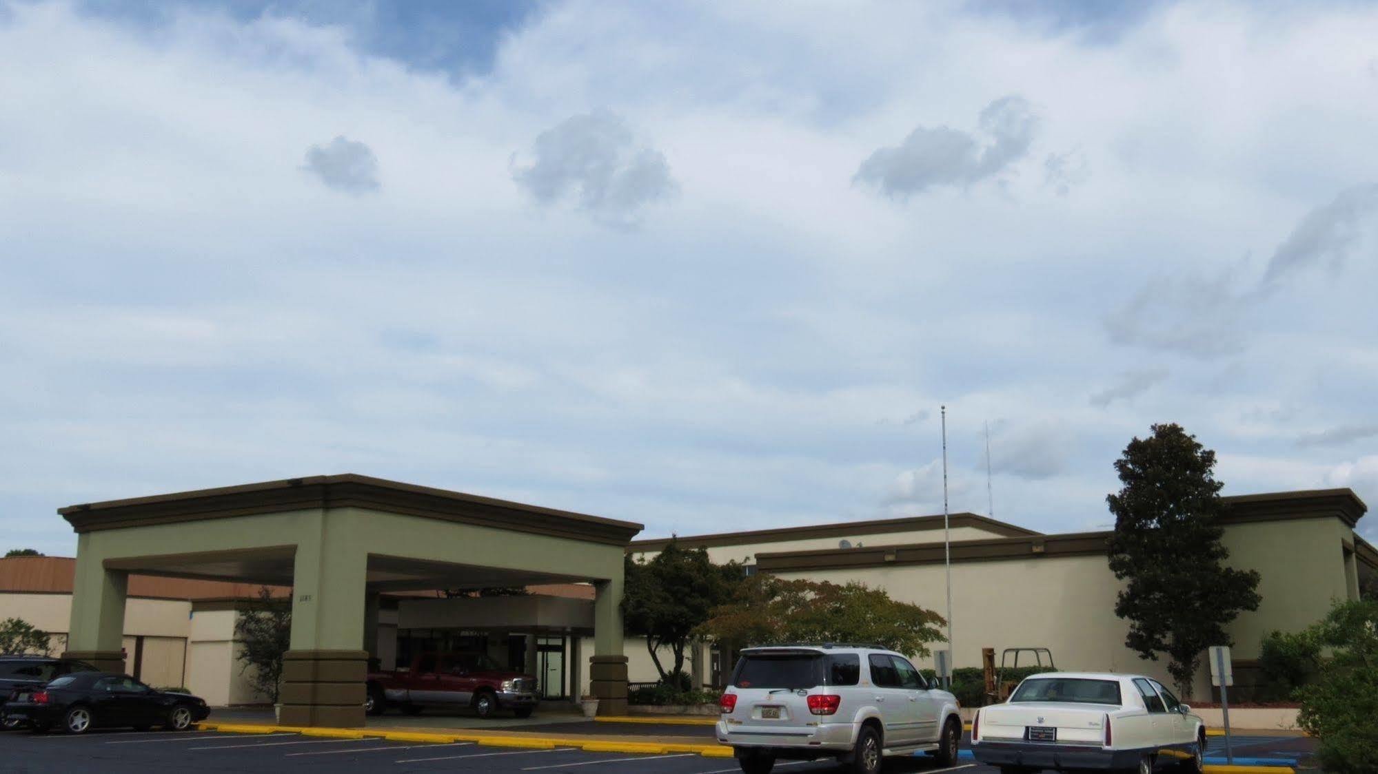 Days Inn By Wyndham Montgomery Near Aum Exterior foto
