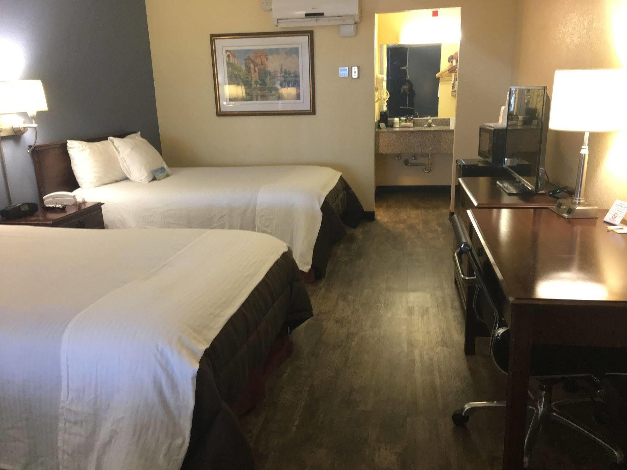 Days Inn By Wyndham Montgomery Near Aum Exterior foto